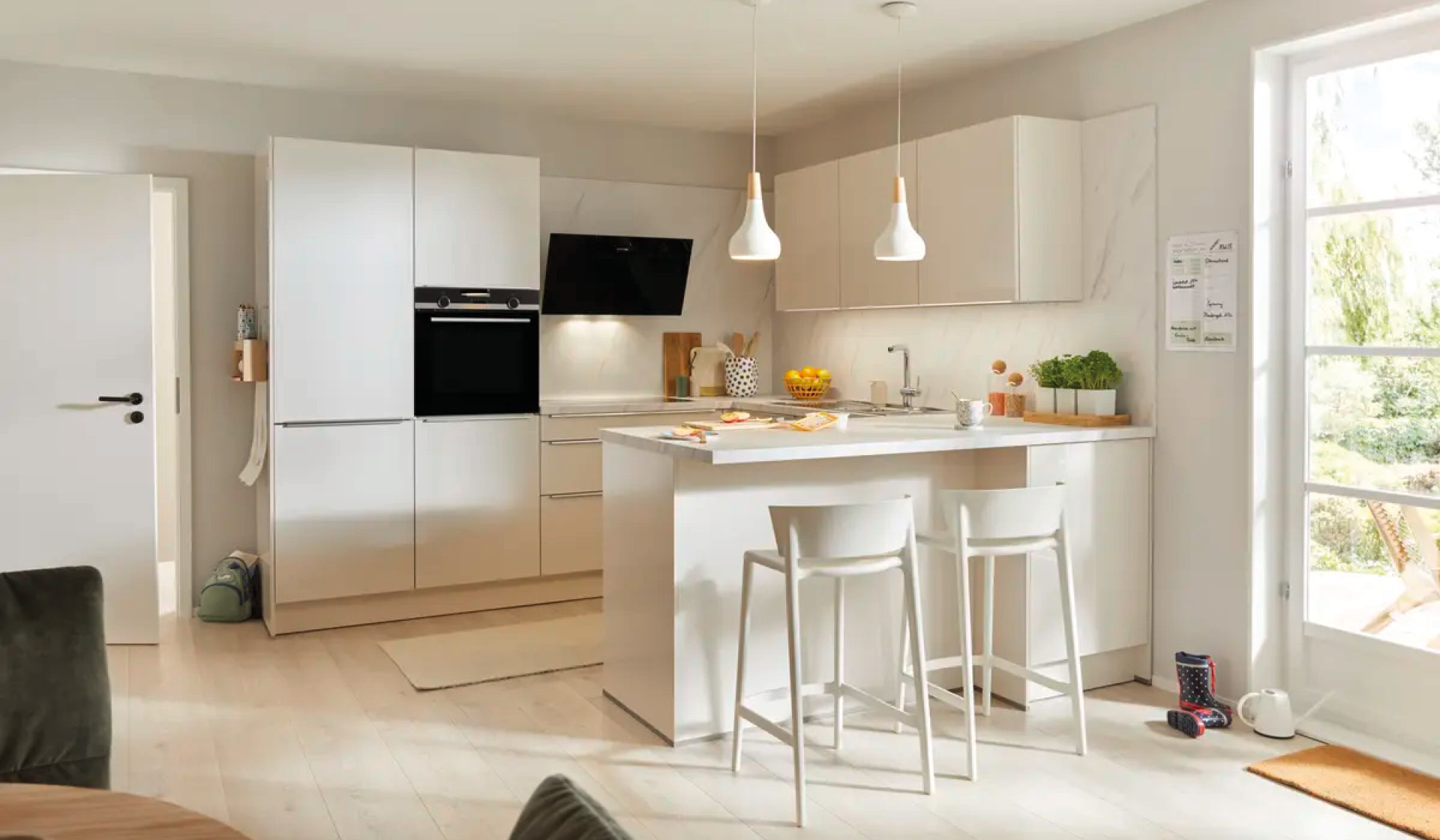 Helle moderne Einbaukuche in Weiss mit Kochinsel und Barhockern