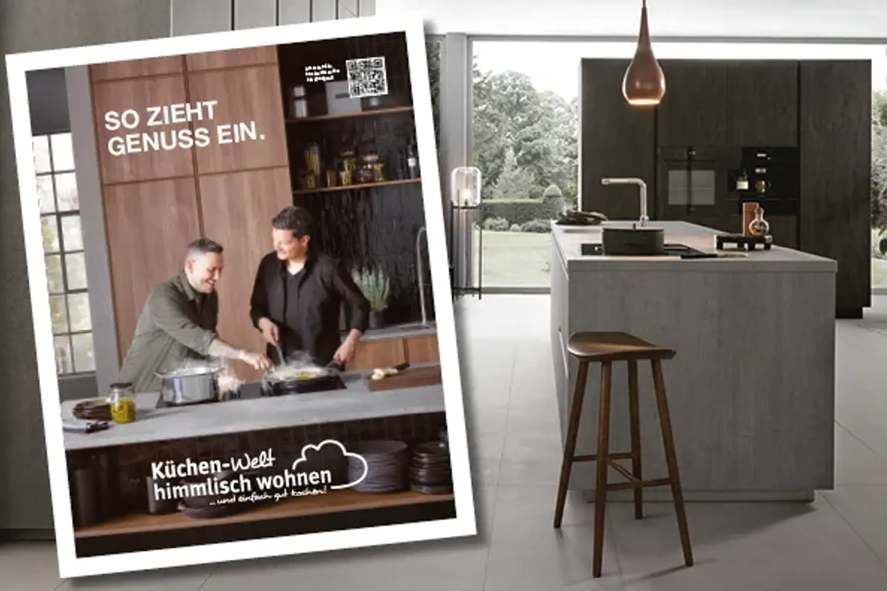 Poster mit Text So zieht Genuss ein und zwei Personen beim Kochen, daneben moderne Küche mit Insel und Hocker
