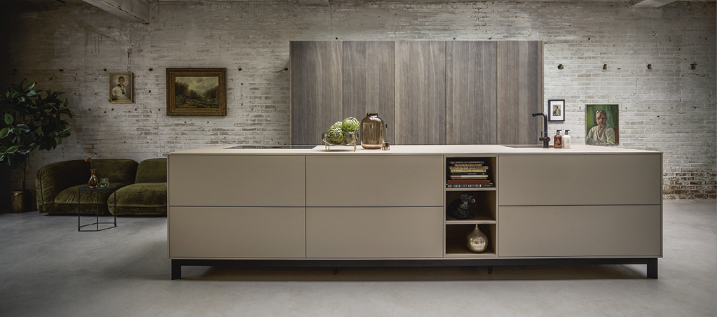 Moderne Kücheninsel mit schlichten Fronten in großer Loft Küche mit Beton Decke und Backsteinwand. Stilvolle Einbauküche mit minimalistischer Küchenplanung.