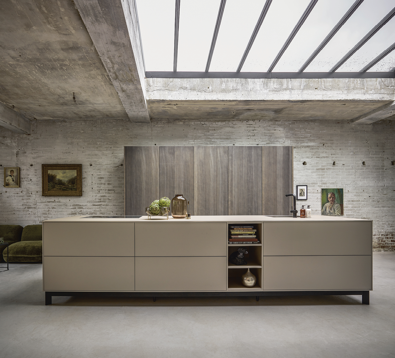 Moderne Kücheninsel mit schlichten Fronten in großer Loft Küche mit Beton Decke und Backsteinwand. Stilvolle Einbauküche mit minimalistischer Küchenplanung.