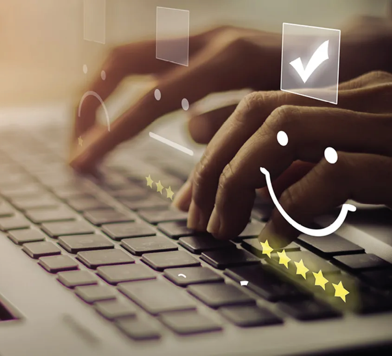 Hände tippen auf Laptop Tastatur während fünf Sterne Bewertung und positive Bewertungssymbole erscheinen. Symbolbild für Kundenzufriedenheit und Online Rezension.