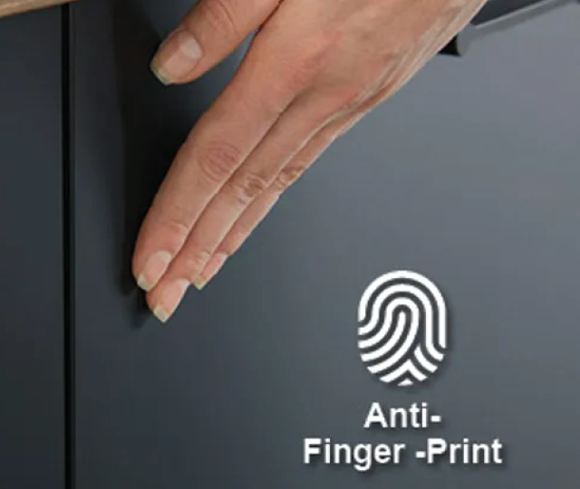 Hand berührt eine matte Küchenfront mit Anti Fingerprint Oberfläche. Moderne Küchenmöbel mit pflegeleichter Beschichtung gegen Fingerabdrücke für eine saubere und langlebige Küchenoptik.