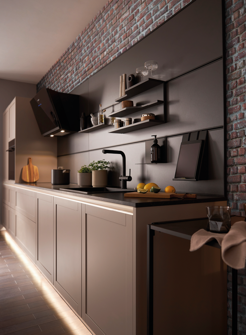 Stilvolle Designküche mit dunklen Fronten, Backsteinwand und offenen Wandregalen. Moderne Küchenplanung mit Beleuchtung und hochwertigen Materialien im Industrial Stil.