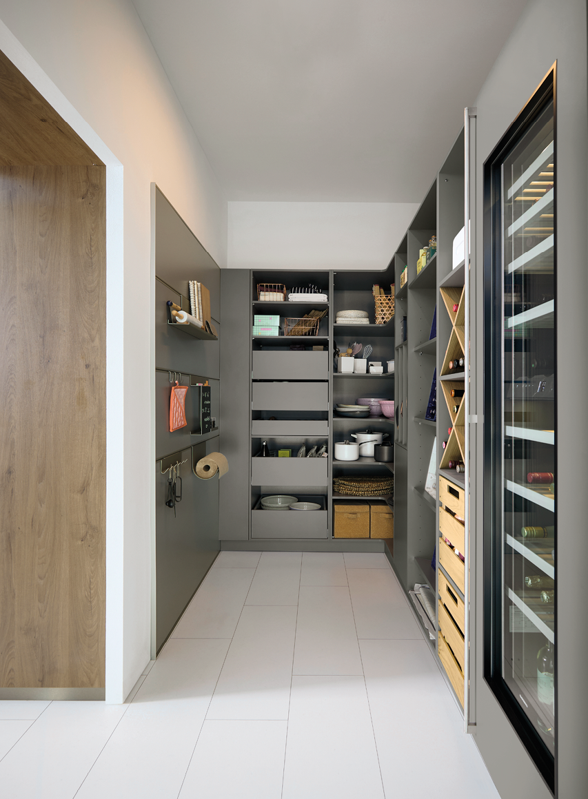 Große Speisekammer mit Regalen, Schubladen und integriertem Weinkühlschrank. Viel Stauraum für Lebensmittel, Geschirr und Küchenzubehör in moderner Küchenplanung.