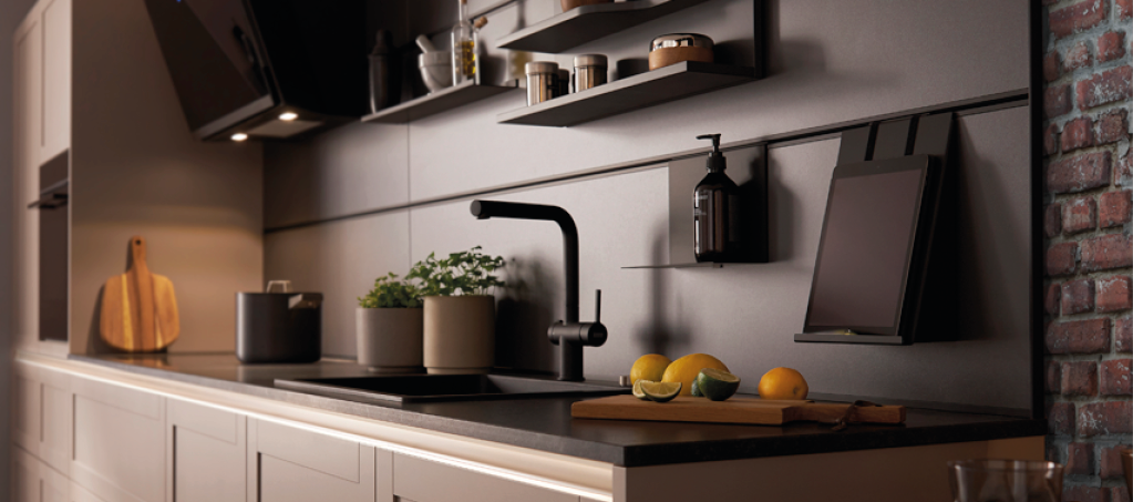 Stilvolle Designküche mit dunklen Fronten, Backsteinwand und offenen Wandregalen. Moderne Küchenplanung mit Beleuchtung und hochwertigen Materialien im Industrial Stil.