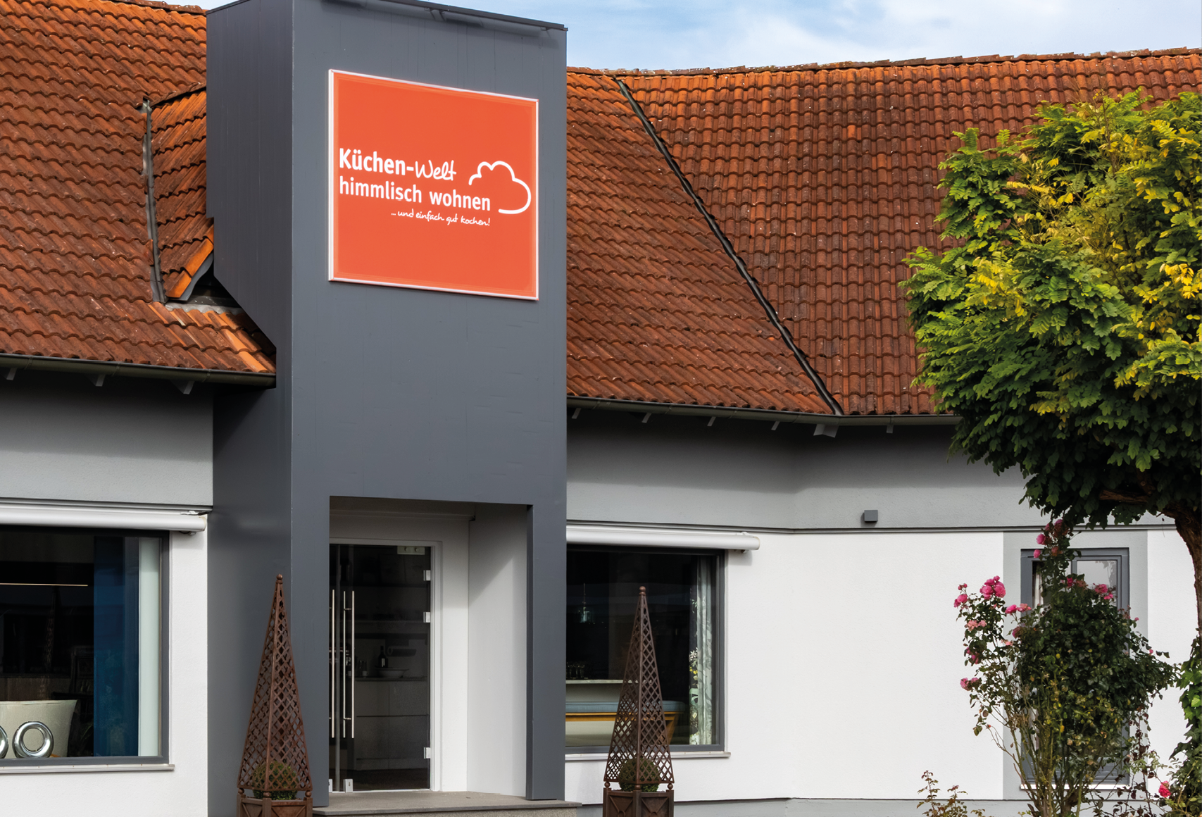 Küchenstudio himmlisch wohnen Asbach Bäumenheim Küchen Ausstellung Eingang des Küchenstudios himmlisch wohnen in Asbach Bäumenheim mit moderner Fassadengestaltung und Schaufenstern der Küchen Ausstellung für individuelle Küchenplanung