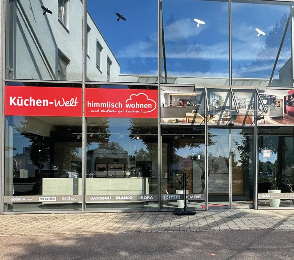 Küchen Welt himmlisch wohnen Aichach Küchenstudio Außenansicht Außenansicht der Küchen Welt himmlisch wohnen in Aichach mit großer Glasfassade und Einblick in die moderne Küchen Ausstellung für individuelle Küchenplanung