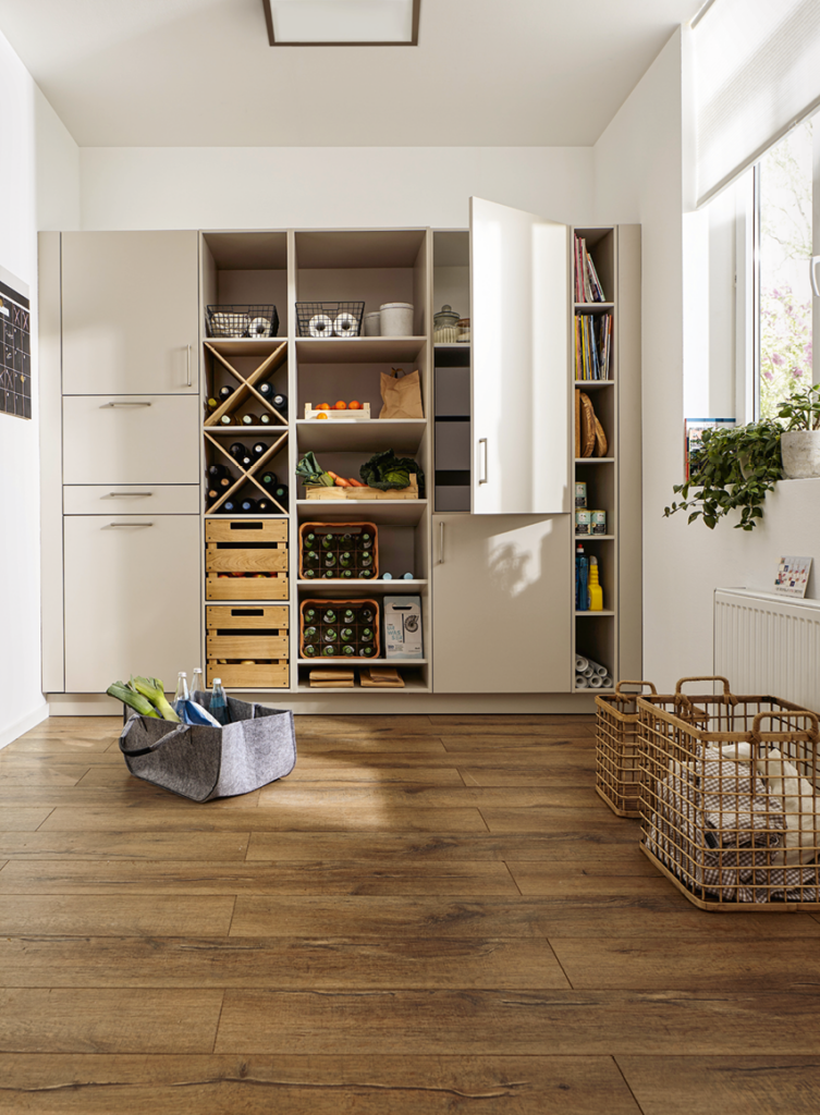 Moderner Vorratsschrank in einer Einbauküche mit offenen Regalen, Weinregal, Holzkisten und organisiertem Stauraum für Lebensmittel und Küchenutensilien