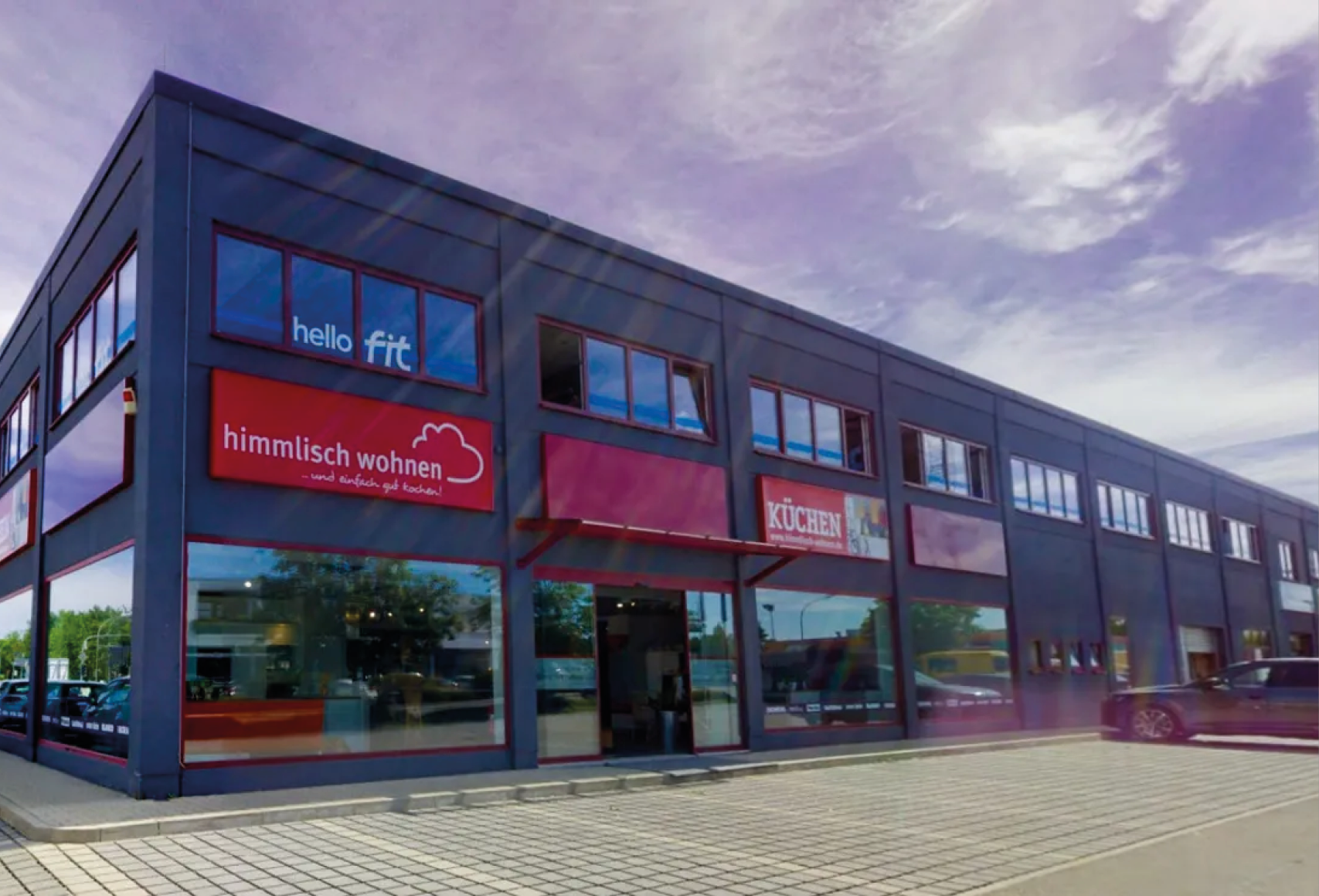 Außenansicht des Küchenstudios himmlisch wohnen in Landsberg am Lech mit moderner Gebäudefassade und Eingang zur Küchen Ausstellung für individuelle Küchenplanung und Beratung