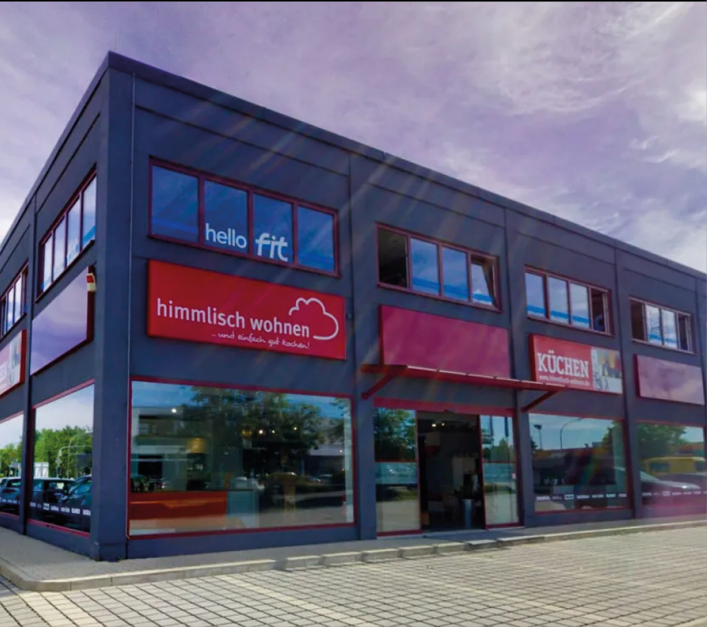 Außenansicht des Küchenstudios himmlisch wohnen in Landsberg am Lech mit moderner Gebäudefassade und Eingang zur Küchen Ausstellung für individuelle Küchenplanung und Beratung