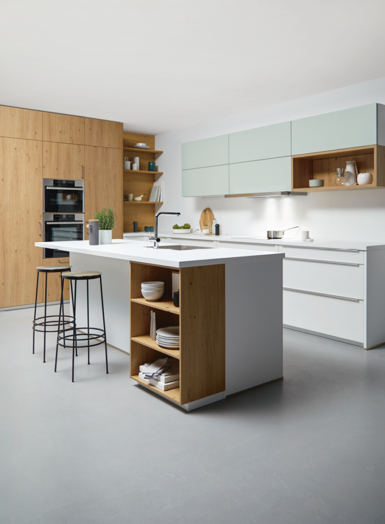 Moderne Einbauküche mit Kochinsel, Holzfronten, offenen Regalen und Sitzplatz an der Kücheninsel als Beispiel für funktionale Küchenplanung und modernes Küchendesign