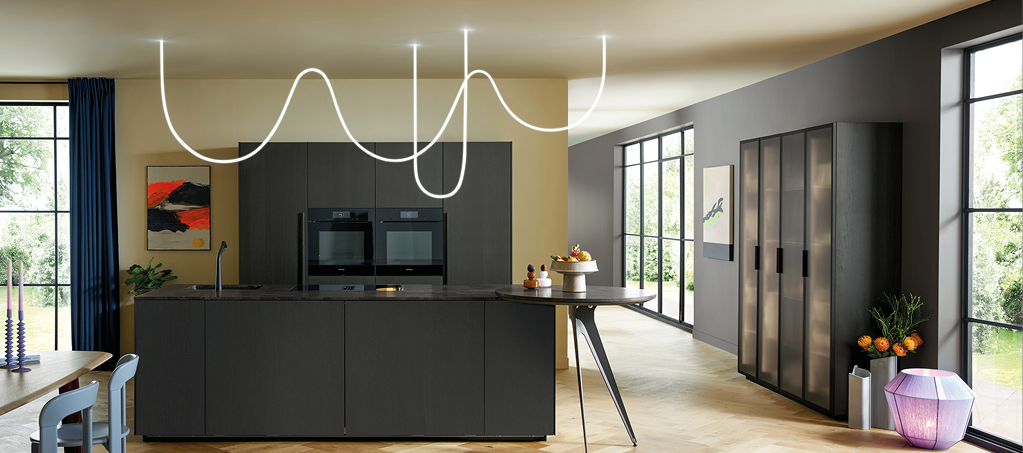 Moderne Design Küche mit Kochinsel und LED Lichtx 870_01 Großzügige Design Küche mit dunkler Kochinsel, integrierten Elektrogeräten und geschwungener LED Lichtinstallation. Moderne Wohnküche mit hochwertiger Küchenplanung.