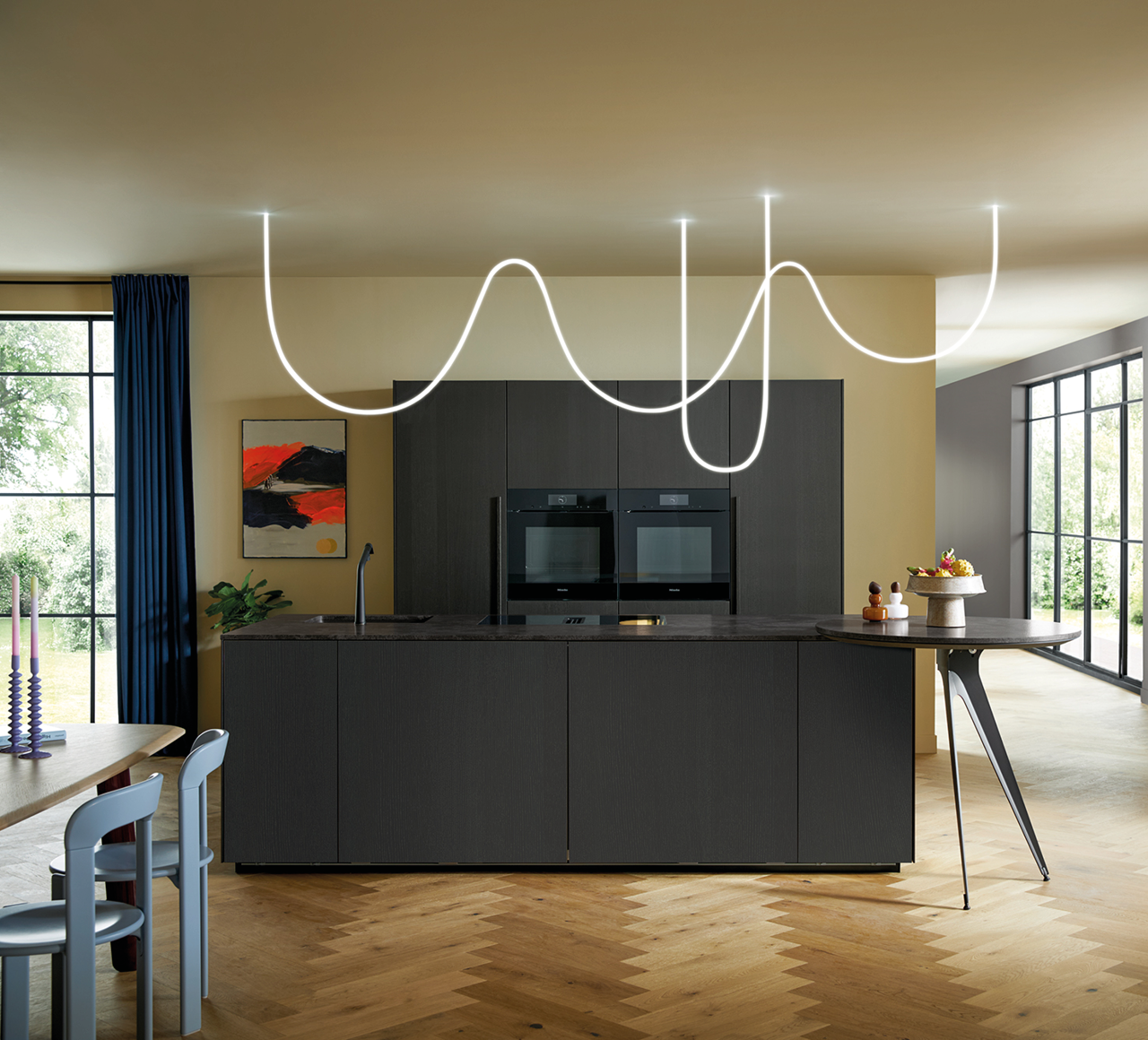 Moderne Design Küche mit Kochinsel und LED Lichtx 870_01 Großzügige Design Küche mit dunkler Kochinsel, integrierten Elektrogeräten und geschwungener LED Lichtinstallation. Moderne Wohnküche mit hochwertiger Küchenplanung.