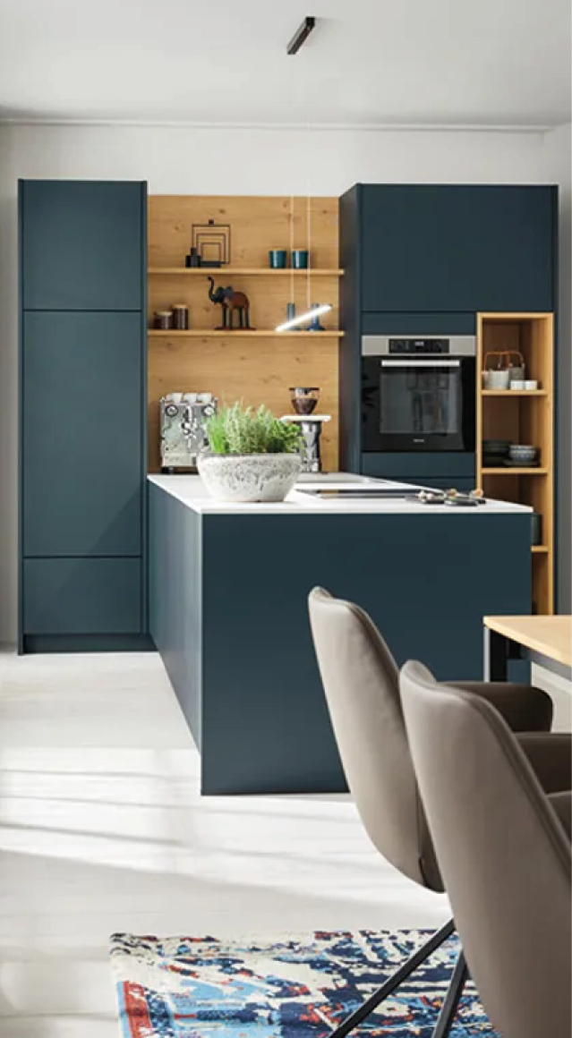 Moderne Einbauküche mit blauen Küchenfronten, Kücheninsel und Holzregalen. Hochwertige Designküche mit Backofen, Arbeitsplatte und stilvoller Wohnküche im modernen Wohnraum.