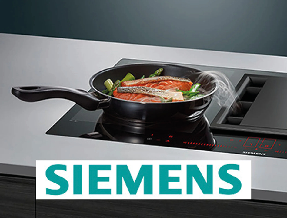 SIEMENS Induktionskochfeld mit Bratpfanne und Lachsfilet. Modernes Kochfeld mit integrierter Technik für komfortables Kochen in hochwertigen Einbauküchen.