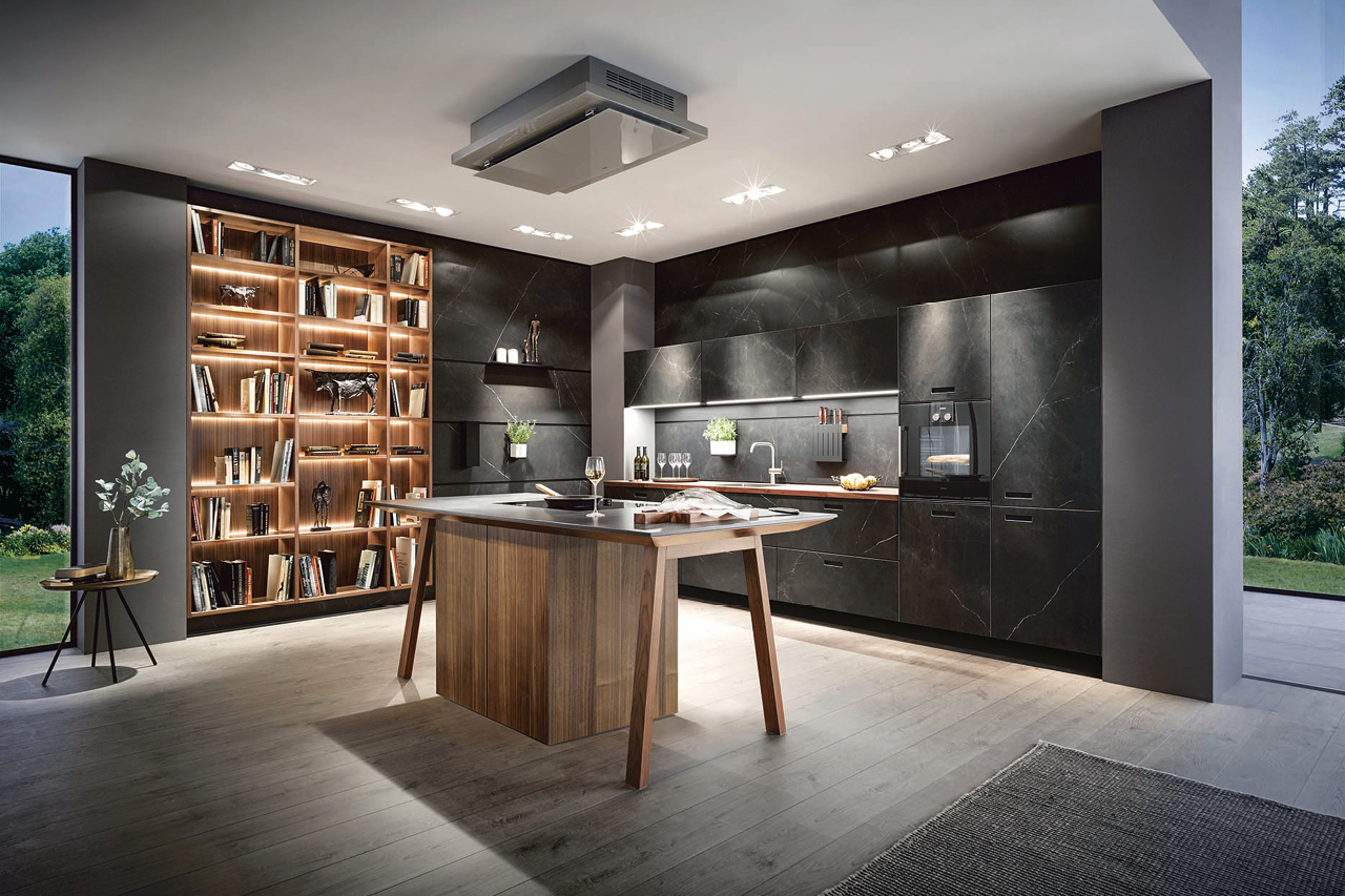 Moderne Designküche mit dunklen Küchenfronten, großer Kücheninsel und beleuchteter Regalwand. Hochwertige Einbauküche mit Kochinsel für offene Wohnküchen.