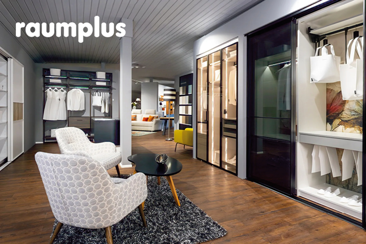 raumplus Schranksystem mit Schiebetüren und begehbarem Kleiderschrank. Moderne Stauraumlösung für Schlafzimmer und Ankleide mit Glasfronten und individueller Innenausstattung.