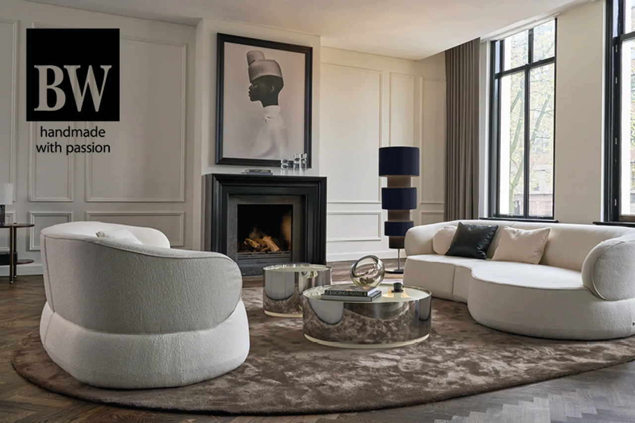 Elegantes Wohnzimmer von BW mit modernem Loungesofa, Kamin und runden Couchtischen. Hochwertige Polstermöbel und stilvolle Wohnraumgestaltung in klassischem Ambiente.