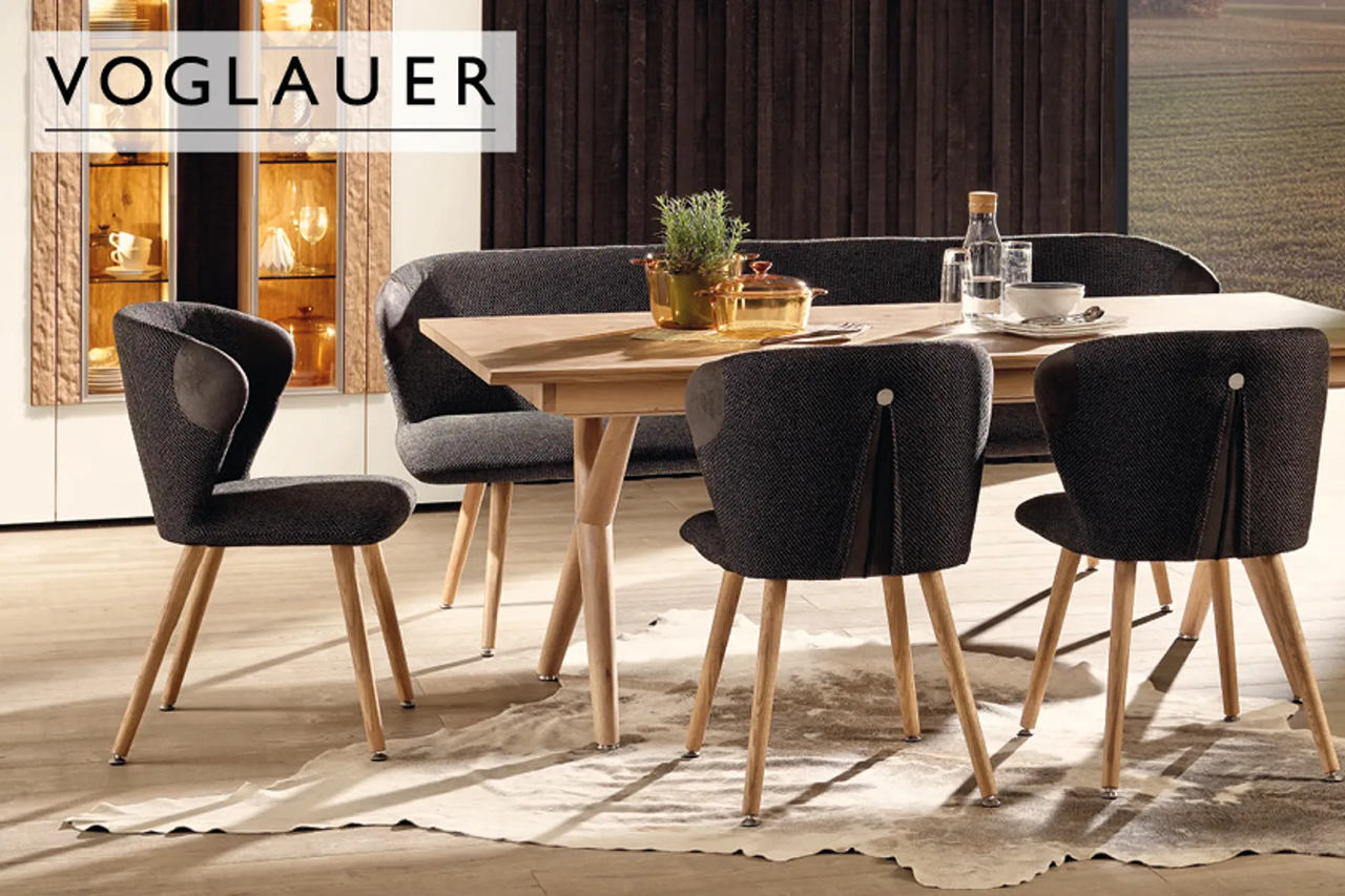VOGLAUER Esszimmer mit Massivholz Esstisch und gepolsterten Stühlen. Hochwertige Esszimmermöbel mit natürlichem Holzdesign und moderner Wohnatmosphäre.