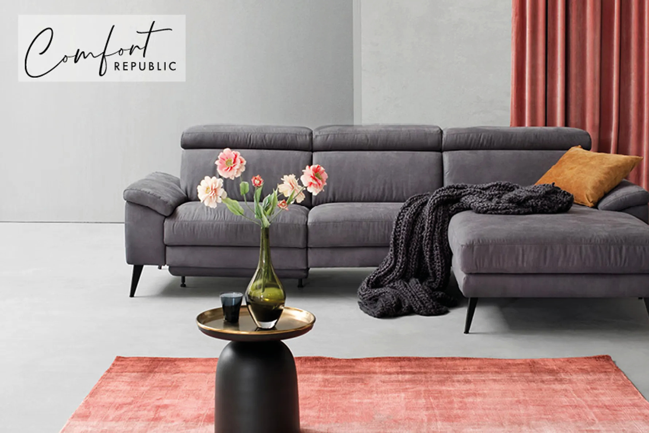 Comfort Republic Ecksofa in Grau mit Wohnaccessoires und Couchtisch. Moderne Polstermöbel für stilvolle Wohnzimmer Einrichtung und hohen Sitzkomfort.