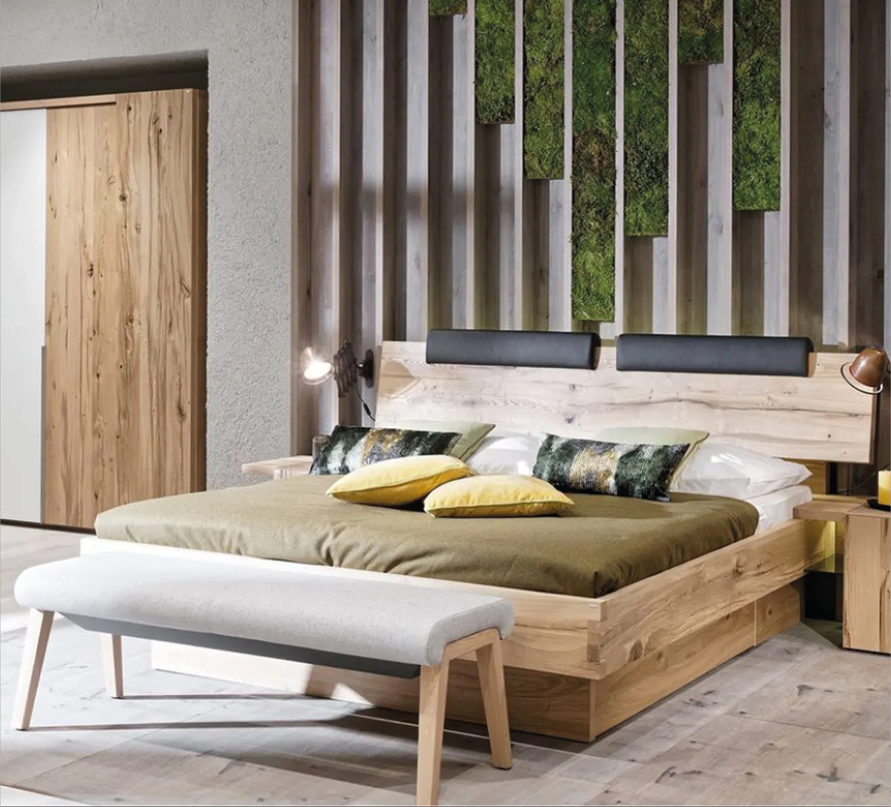 Schlafzimmer mit Massivholzbett, gepolsterter Sitzbank und Nachttischen aus Holz. Hochwertige Schlafzimmermöbel im natürlichen Design für modernes Wohnen.