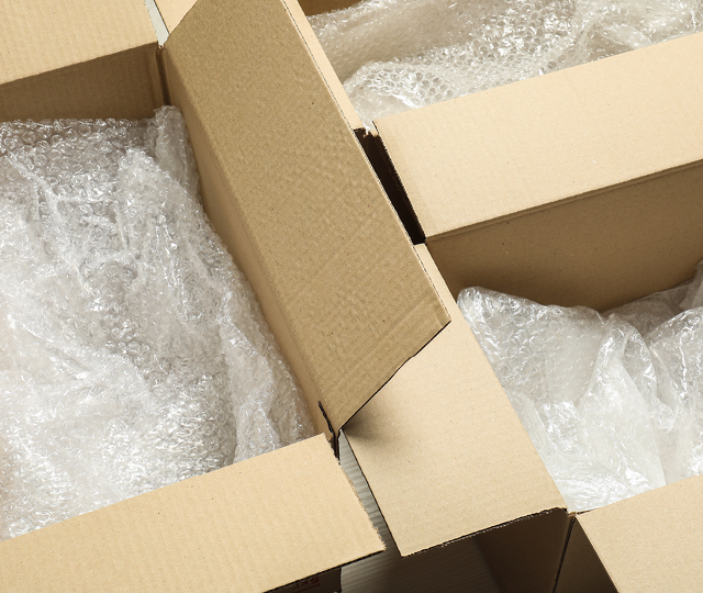 Kartonverpackungen mit Schutzfolie für Küchenmöbel und Küchengeräte während der sicheren Küchenlieferung zum Kunden
