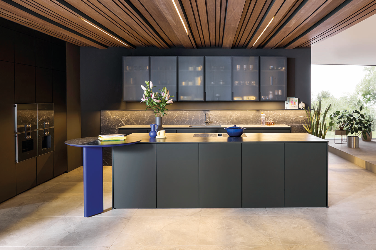 Moderne Designküche mit großer Kochinsel, dunklen Fronten, Holzdecke und integrierter Beleuchtung als Beispiel für hochwertige Küchenplanung