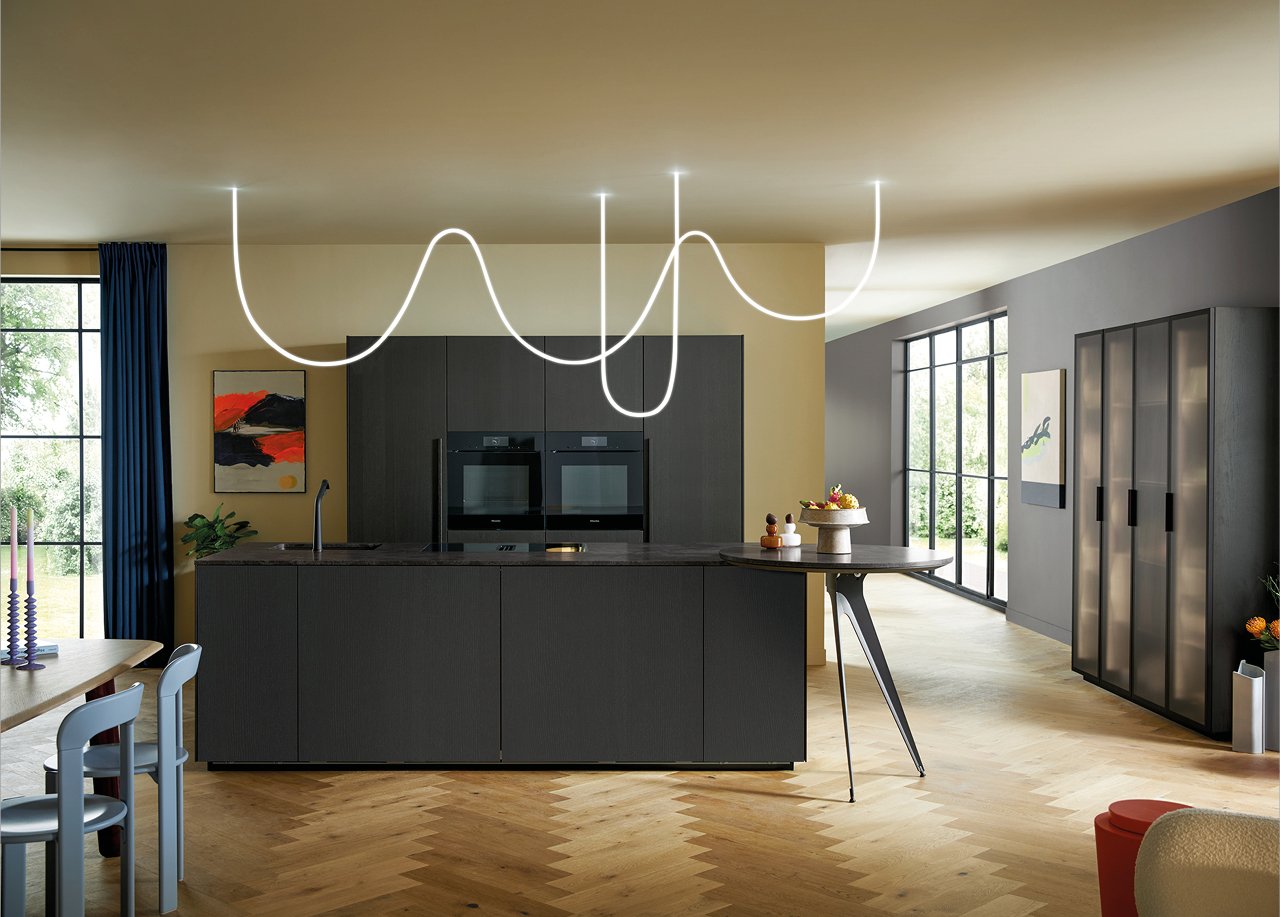 Offene Wohnküche mit lila Fronten, Holz Kücheninsel und integriertem Stauraum. Moderne next125 Küche mit harmonischer Verbindung von Kochen, Essen und Wohnen.