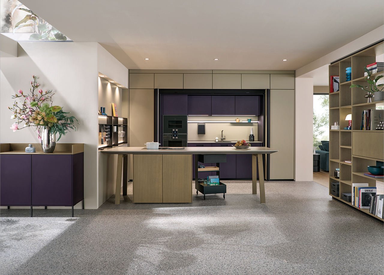 Moderne Einbauküche mit grauen Fronten, integrierten Backöfen und türkisfarbener Fliesenrückwand. Stilvolle next125 Design Küche mit Essbereich und Wohnambiente.