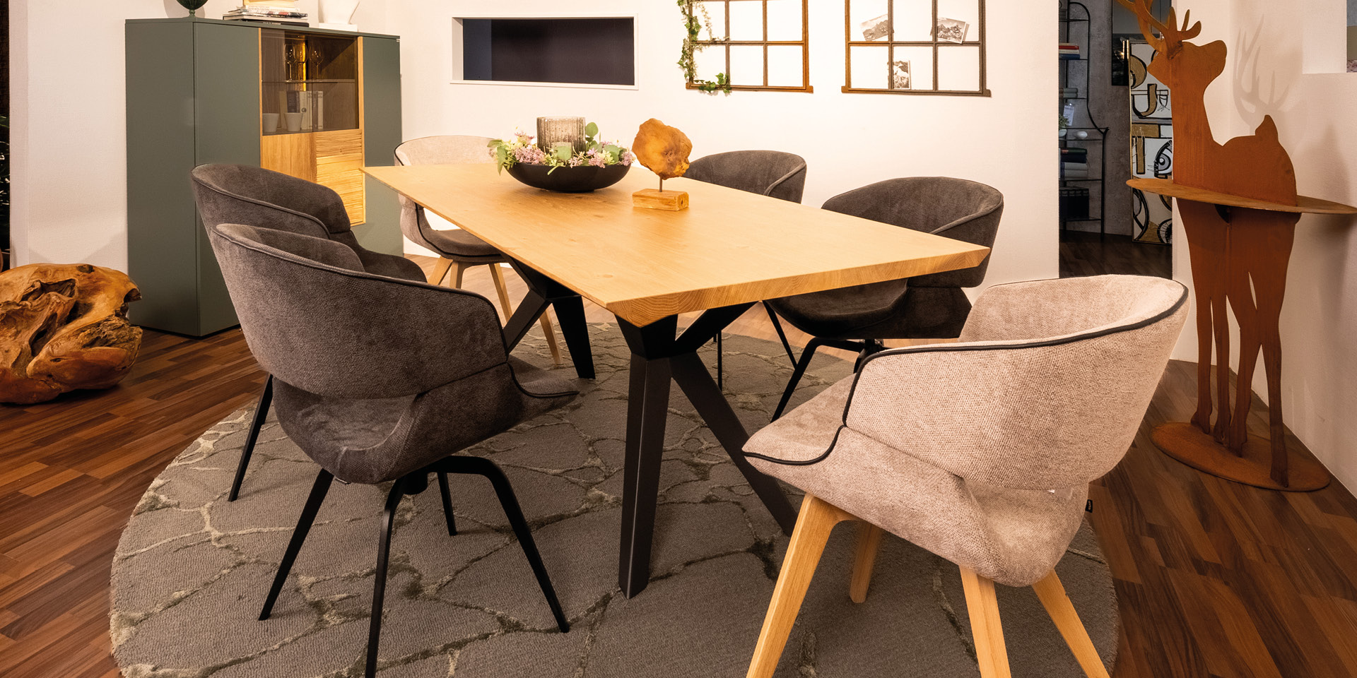 Modernes Schlafzimmer mit Holzbett, Bank und großem Kleiderschrank