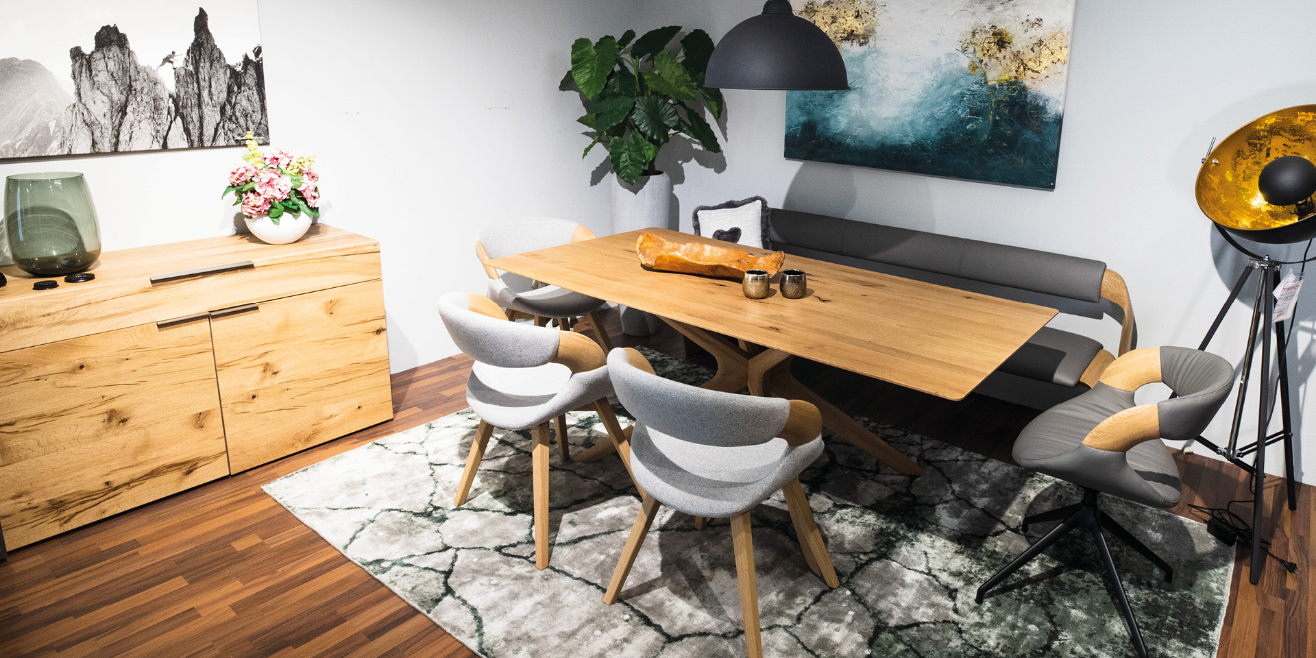 Esszimmer mit Holztisch, Polsterbank und Stühlen im modernen Design