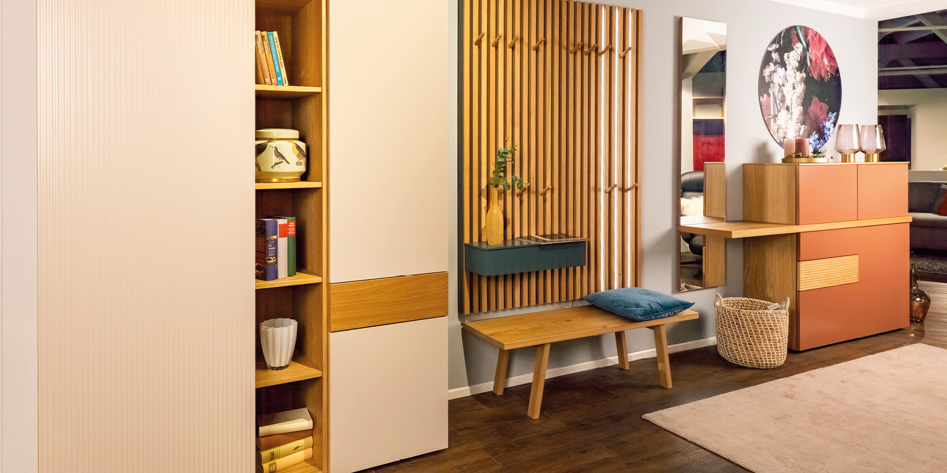 Flur mit Garderobenbank, Holzpaneel und Sideboard in warmen Farben