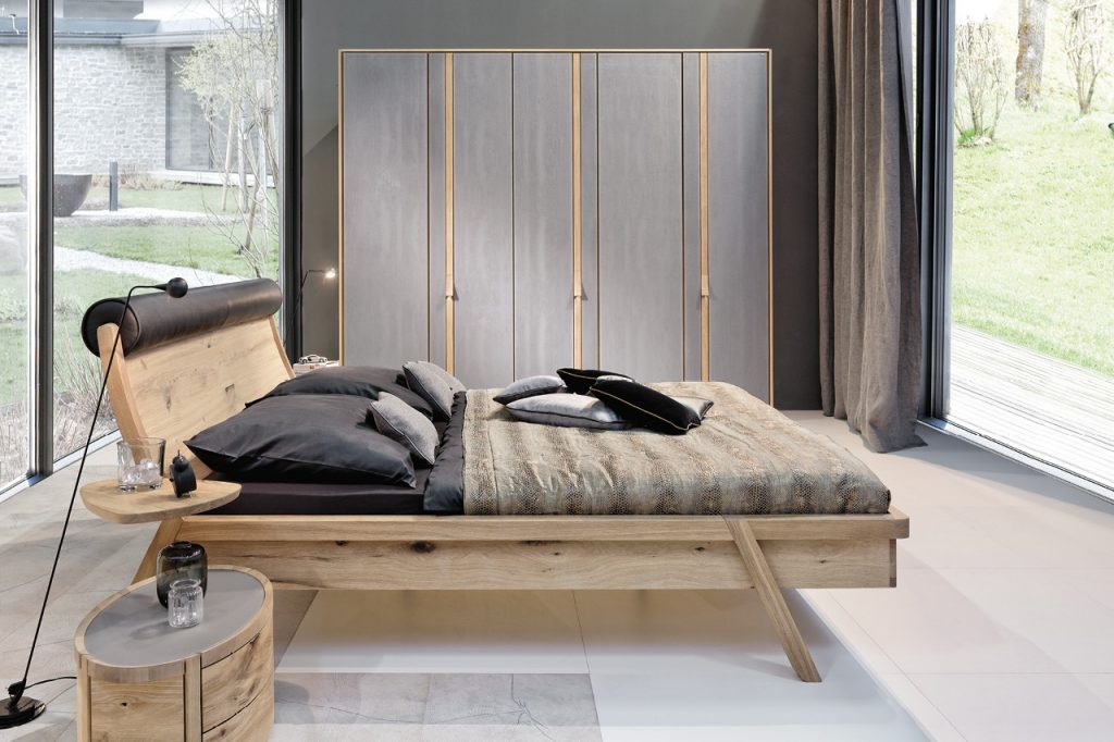 Modernes Schlafzimmer mit Holzbett, Nachttisch und großem Kleiderschrank.