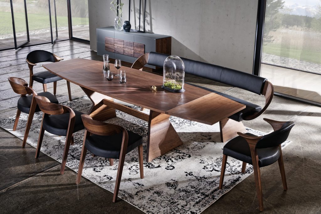 Essgruppe mit Holztisch, Lederstühlen und Bank im modernen Loft.