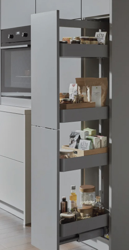 Ausziehbarer Hochschrank mit mehreren Ebenen, gefüllt mit Gläsern, Verpackungen und Flaschen neben Backofen