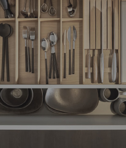 Geöffnete Schublade mit Holz Einsatz für Besteck, Messer und Kochutensilien in einzelnen Fächern