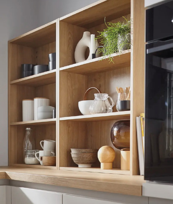 Holzregal mit Geschirr, Gläsern und Pflanzen, daneben schwarzer Einbaubackofen rechts