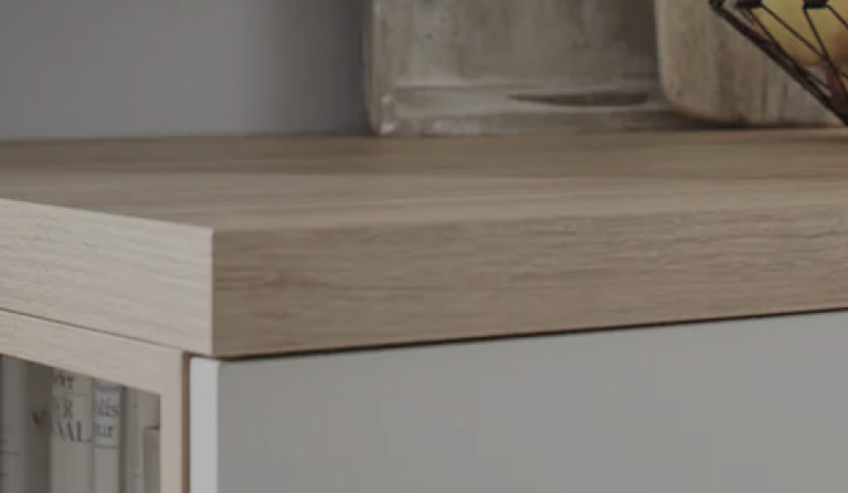 Nahaufnahme einer Holzarbeitsplatte mit heller Front darunter, Schriftzug global Küchen oben rechts