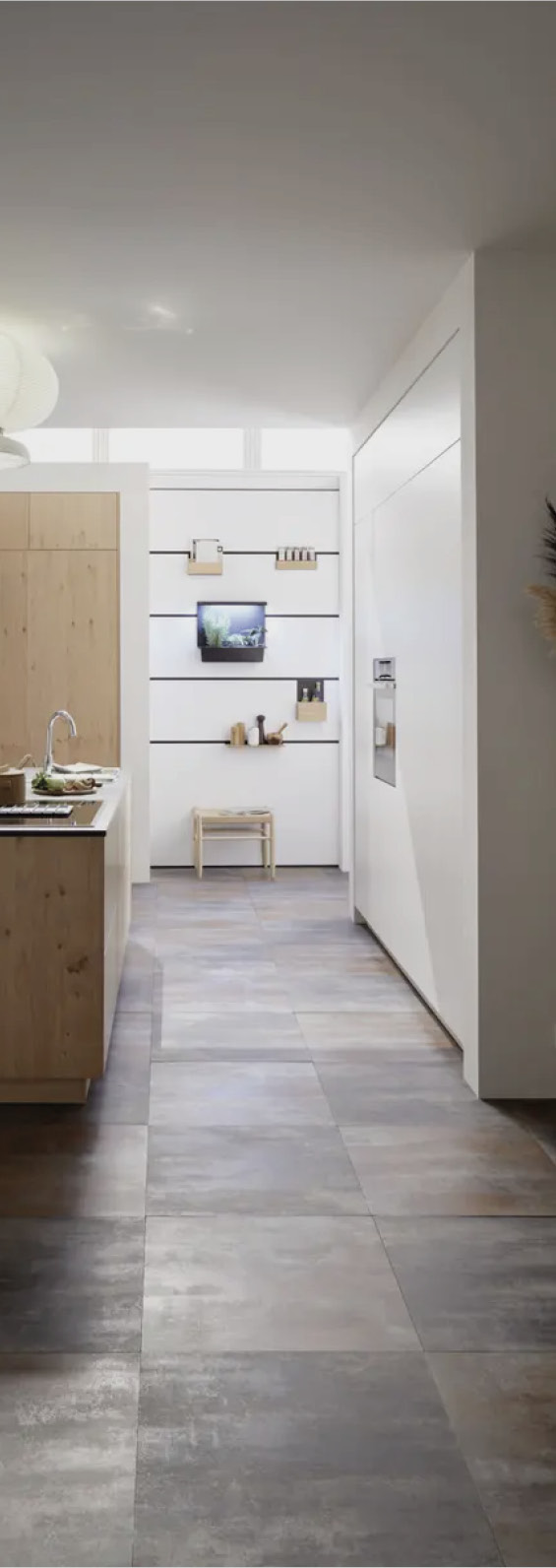 Schriftzug contur MODERN KITCHEN DESIGN oben links, darunter Küche mit Holzinsel links und weißen Hochschränken rechts