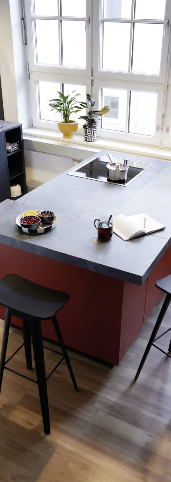 Kücheninsel mit Kochfeld und Topf vor Fenster, contur MODERN KITCHEN DESIGN oben links