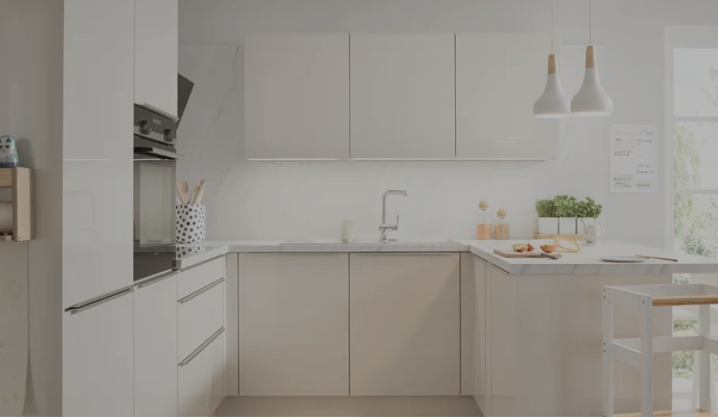 L Küche mit hellen Fronten, Spüle mittig und Hängeschränken sowie Arbeitsfläche rechts