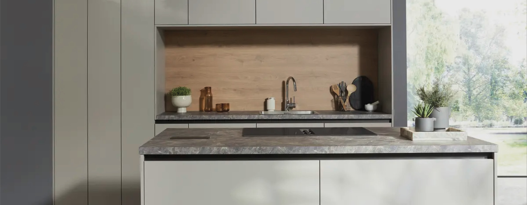 Schriftzug contur MODERN KITCHEN DESIGN rechts, davor Küchenzeile mit Spüle, Armatur und Arbeitsplatte