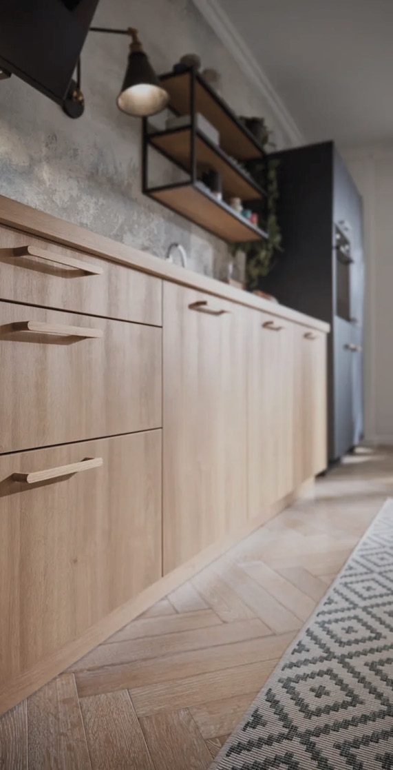 Schriftzug global Küchen oben links, darunter Küchenzeile mit Holzfronten, Griffleisten und Arbeitsplatte