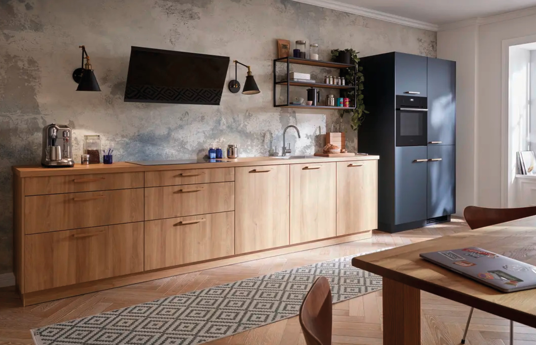 Küchenzeile mit Holzfronten links, Wandregal und Spüle mittig sowie dunkler Hochschrank rechts