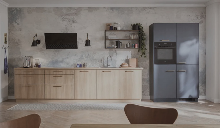 Küchenzeile mit Holzfronten, Spüle und Wandregal links sowie dunkler Hochschrank mit Backofen rechts