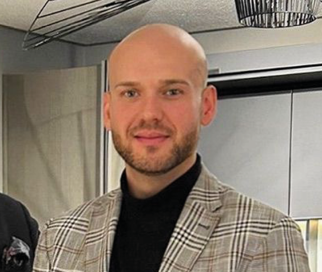 Porträt eines Teammitglieds im Küchenstudio, Teambild für die Unternehmensvorstellung.