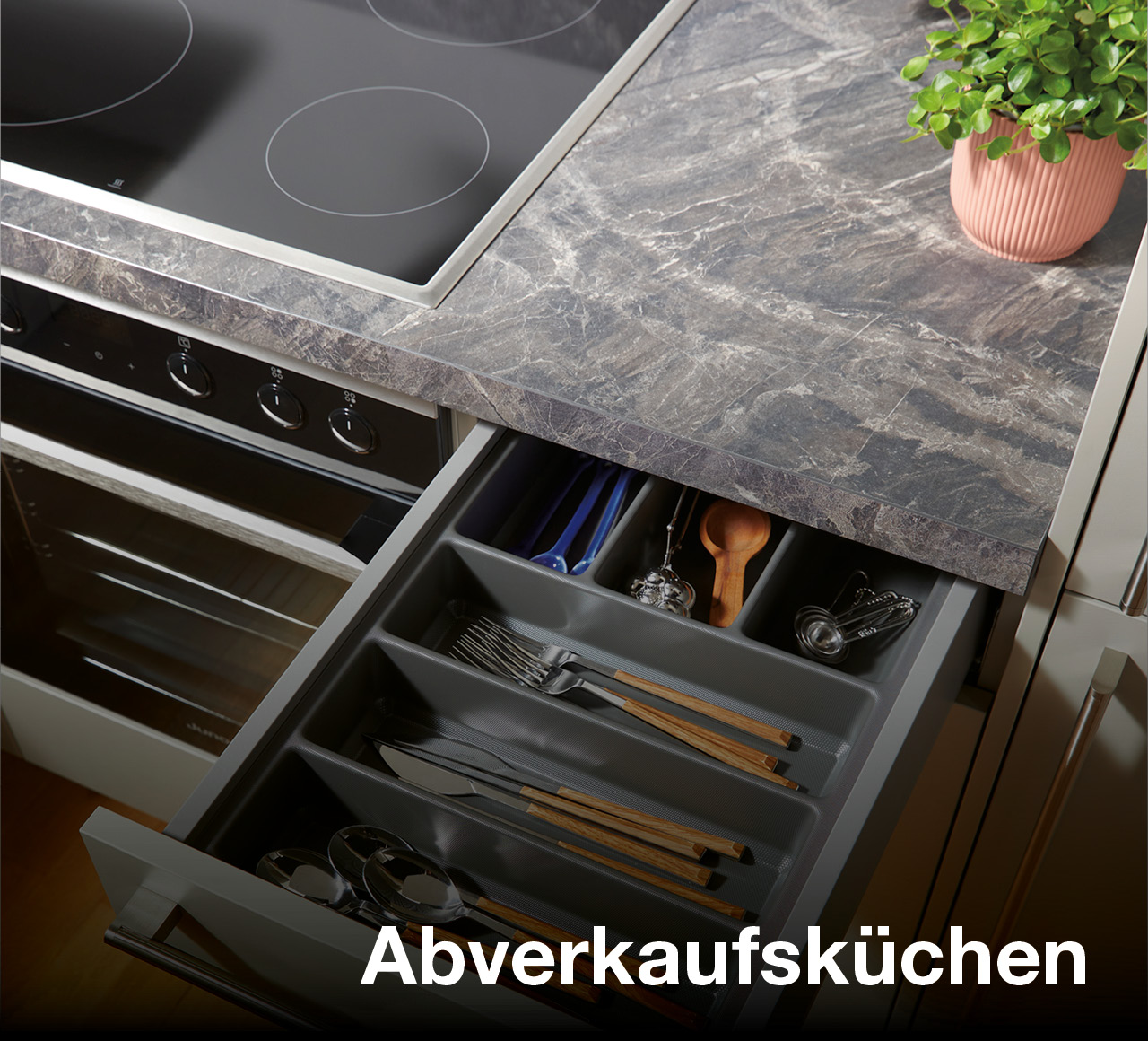 Küchenschublade mit Besteckeinsatz in Abverkaufsküche
