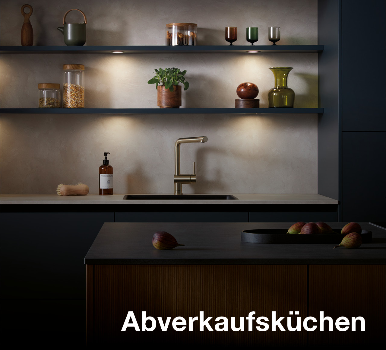 Dunkle Designküche mit Spüle und Schriftzug „Abverkaufsküchen“