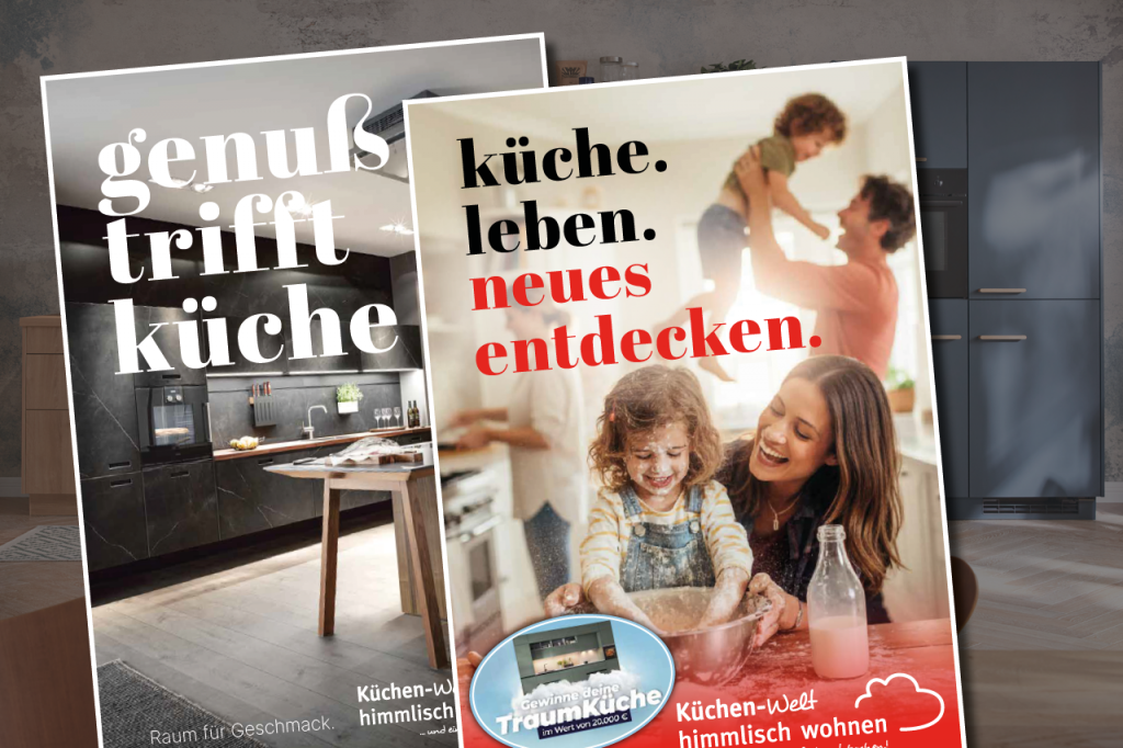 Unsere neuen Küchenprospekte Himmlisch Wohnen Prospekte vor Hintergrund mit blauer Küchenzeile.