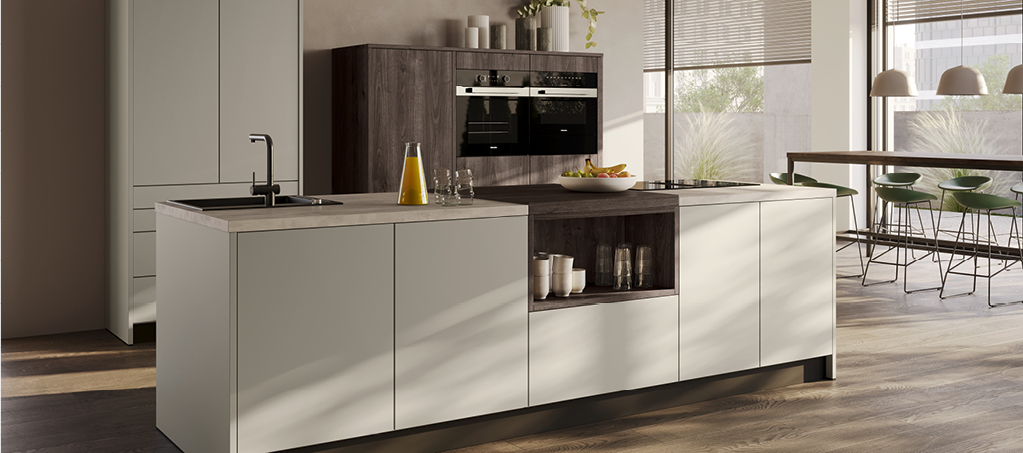 Moderne Küche mit heller Kochinsel, Spüle und Holzhochschrank